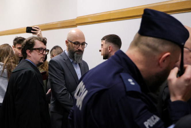 Ks. Olszewski zupełnie odmieniony, bez koloratki, z długą brodą