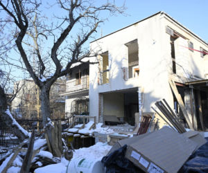 Kaczyńskiego nie ma w domu, a sąsiedzi rozwalają ściany