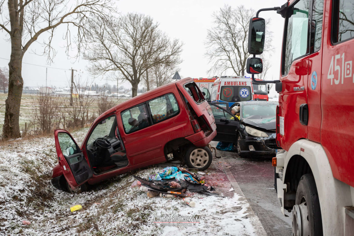 Knyszyn. Zderzenie citroena z peugeotem. Ranne trzy osoby [ZDJĘCIA]