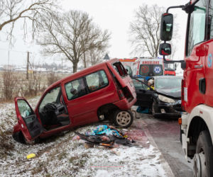 Knyszyn. Zderzenie citroena z peugeotem. Ranne trzy osoby [ZDJĘCIA]
