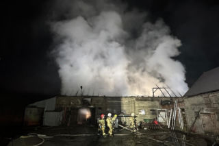 Padło ok. 20 byków. W Mościszkach palił się budynek inwestarski [ZDJĘCIA]