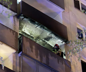 Nocny pożar mieszkania w Warszawie. Dwie osoby w szpitalu, ewakuowano mieszkańców