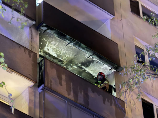 Nocny pożar mieszkania w Warszawie. Dwie osoby w szpitalu, ewakuowano mieszkańców