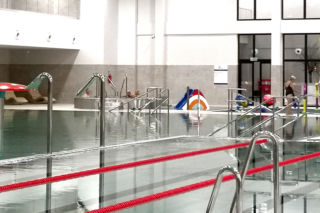 Afera na basenie w Błoniu! Zamiast sprzątać, po północy bawili się w jacuzzi!