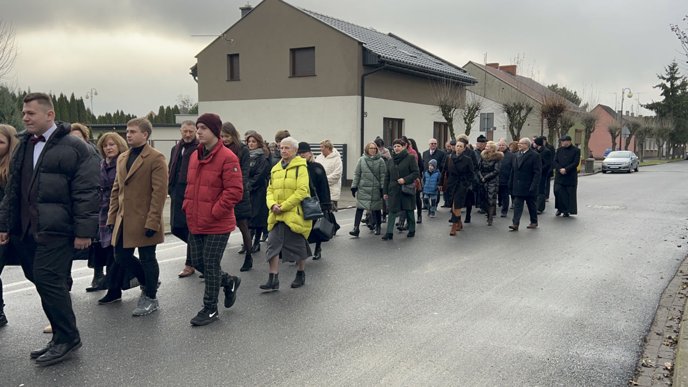 Uczniowie pierwszych klas w Kleczewie ślubowali na nowy sztandar