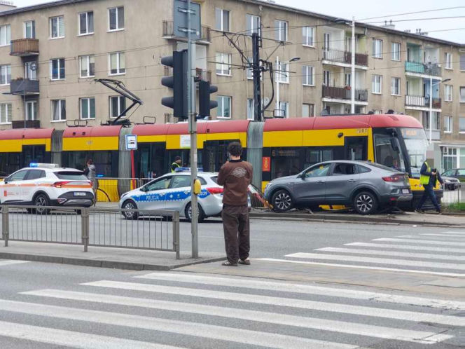 Po śmierci 6-latka postawili tam fotoradar. Pijany kierowca wbił się w barierki przy przystanku