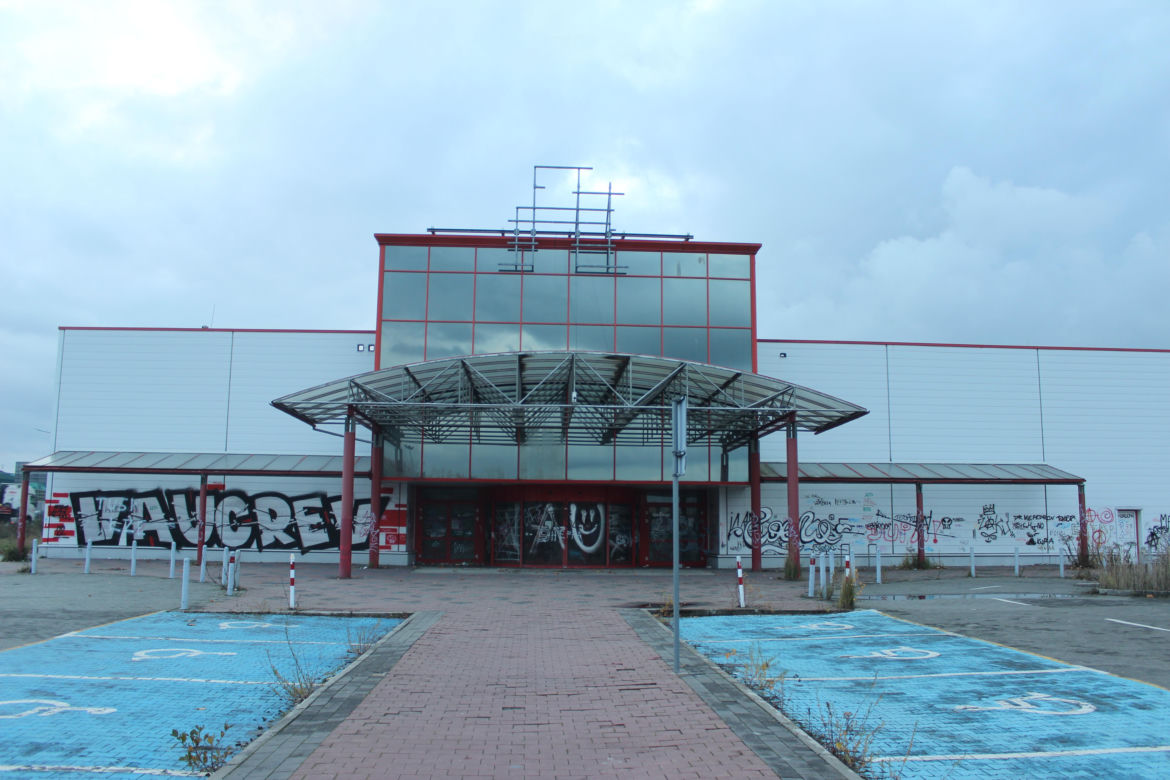 Dawny supermarket Auchan w Dąbrowie Górniczej już nie będzie straszył