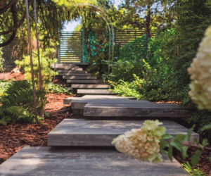 Płyty chodnikowe, palisady i stopnie schodowe, które sprawdzą się w strefie wejściowej