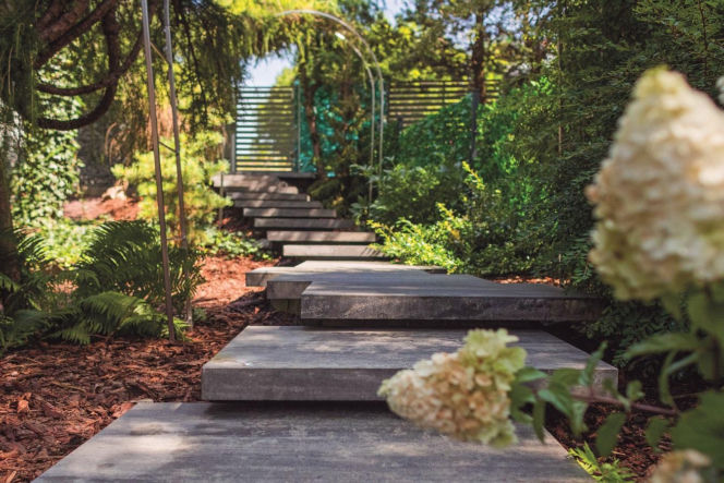 Płyty chodnikowe, palisady i stopnie schodowe, które sprawdzą się w strefie wejściowej