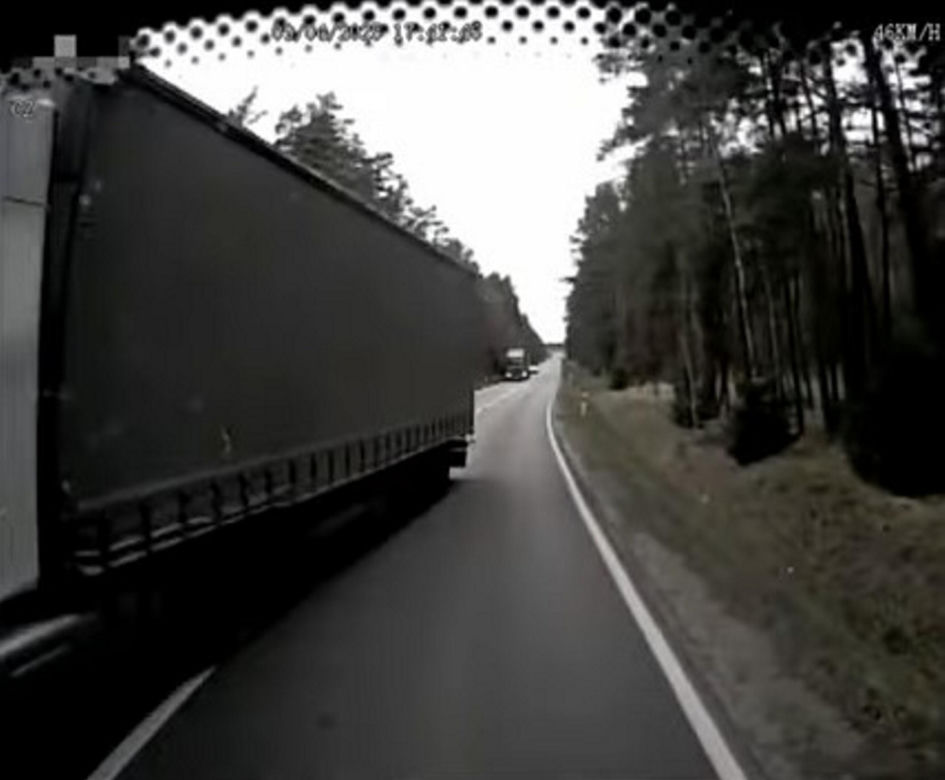 Tir jechał na zderzenie z autobusem pełnym pasażerów. O krok od tragedii na DK 11 pod Tarnowskimi Górami [ZDJĘCIA].