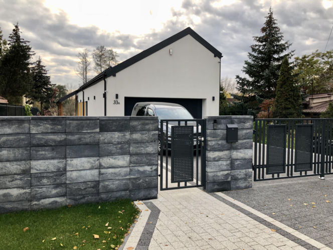 Płyty chodnikowe, palisady i stopnie schodowe, które sprawdzą się w strefie wejściowej