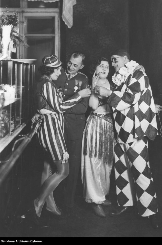 Sylwester w Warszawie sprzed lat. Tak stolica witała dawniej Nowy Rok