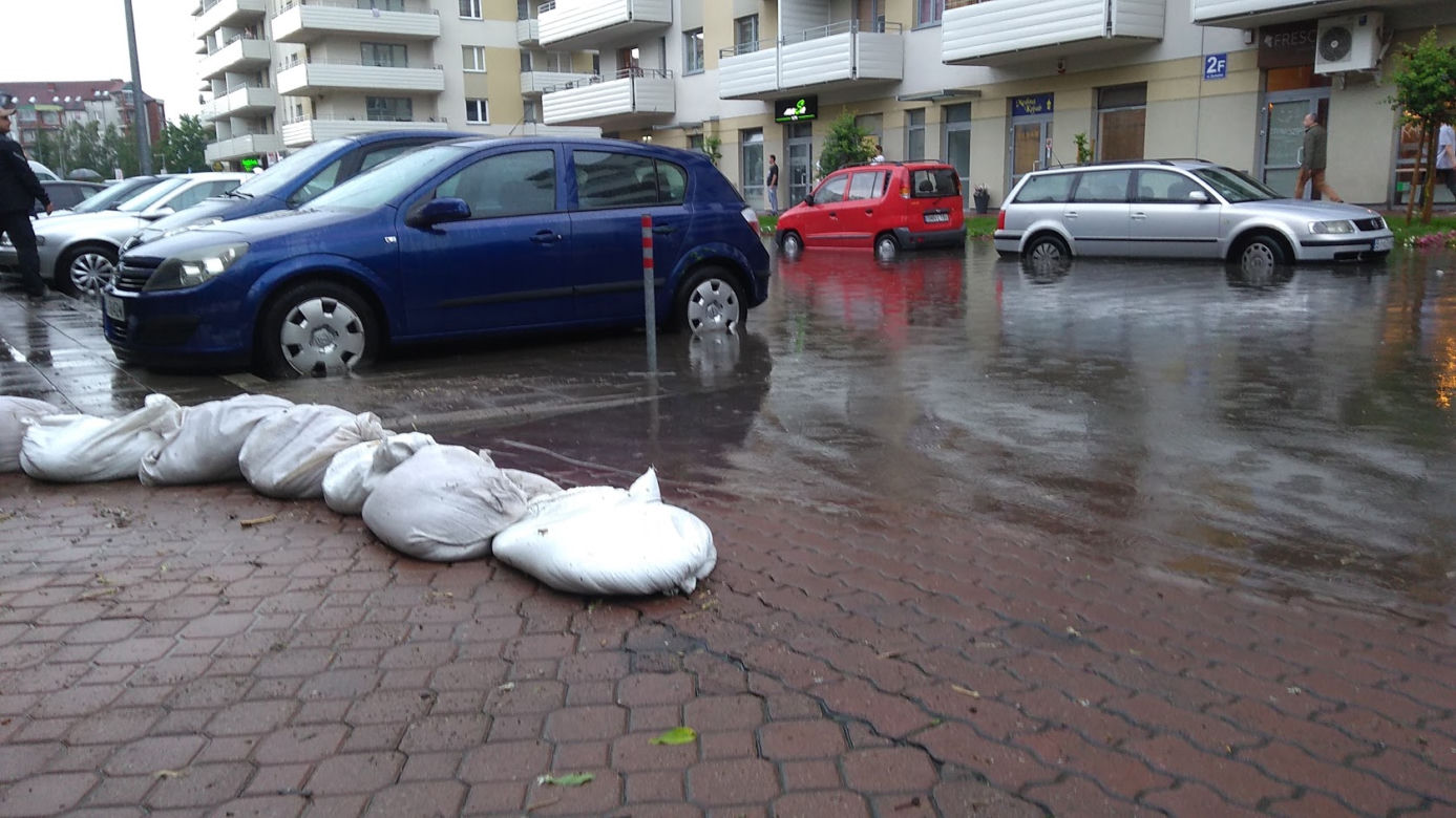 Powódź na ul. Zachodniej 15. Mieszkaniec: "Ręce opadają"
