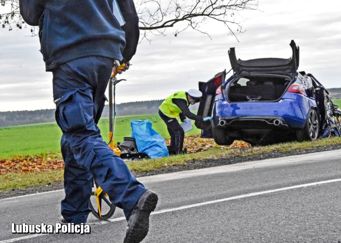Sportowy Peugeot 308 GTi roztrzaskany na drzewie	