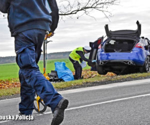 Sportowy Peugeot 308 GTi roztrzaskany na drzewie	