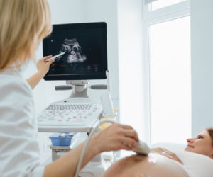 MIT: Częste USG powoduje leworęczność u dziecka