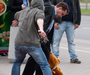 Na Wspólnej: Sławek zostaje dźgnięty nożem i walczy o życie!