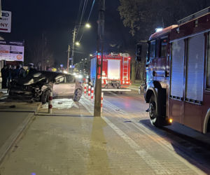Huknął w ogrodzenie i zbiegł. W aucie była ciężarna kobieta