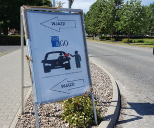 Drive-thru w Lesznie. Na darmowe badania zapisało się ponad 500 osób
