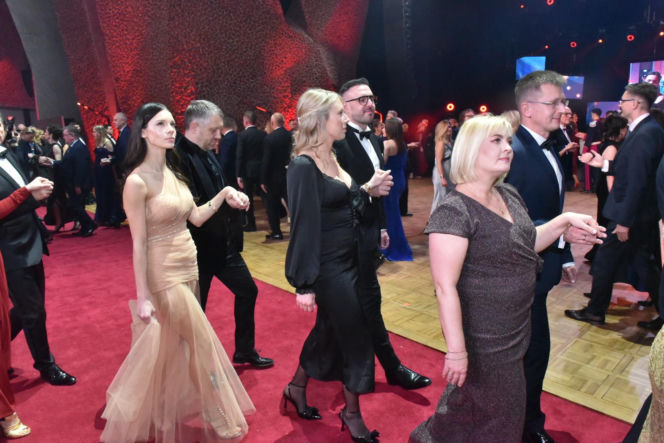 XIV Marszałkowski Bal Dobroczynny w CKK Jordanki. Zdjęcia ze środka. Efektowne kreacje VIP-ów