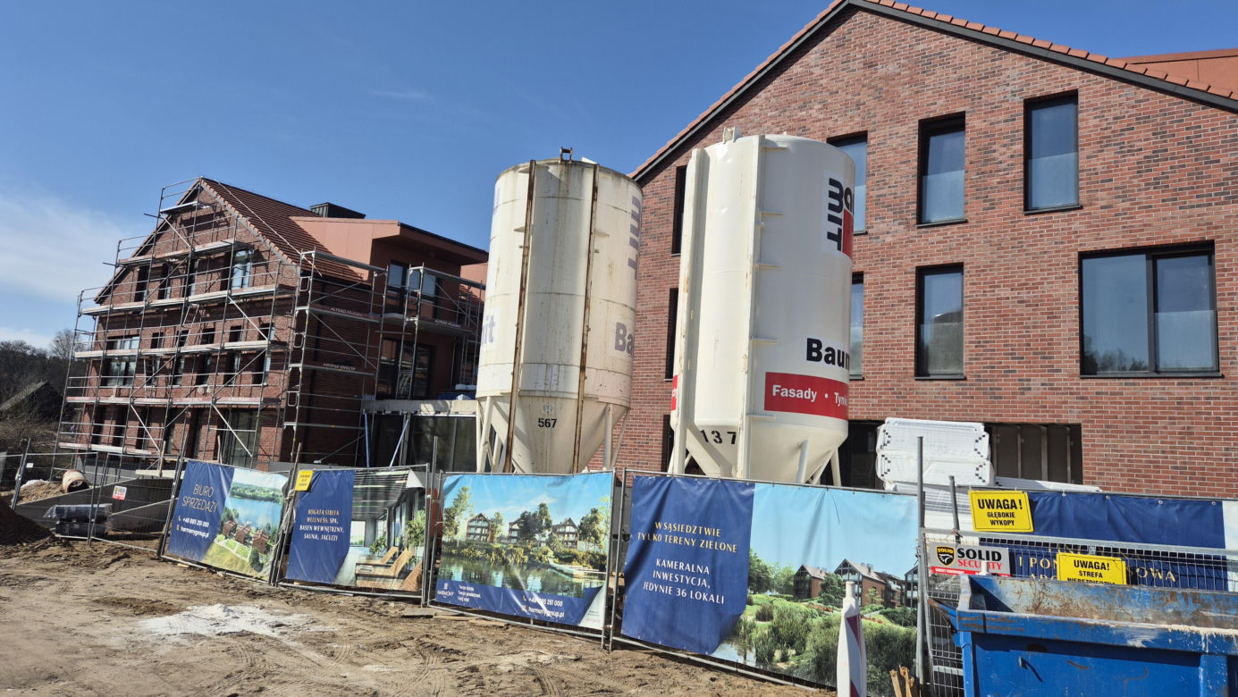 Nad jeziorem Ukiel w Olsztynie powstają luksusowe apartamenty. Na jakim etapie są prace?