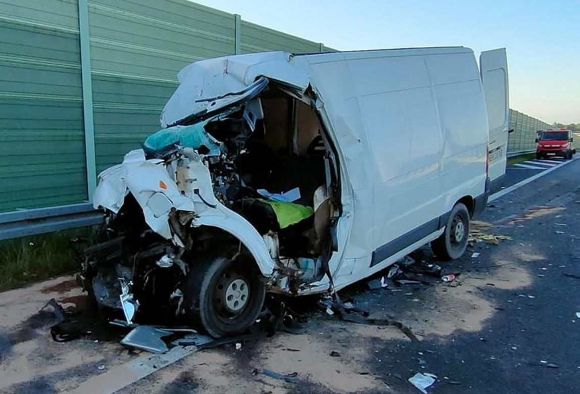 Broniszew. Śmiertelny wypadek na trasie S7. Bus uderzył w ciężarówkę przewożącą betonowe szamba