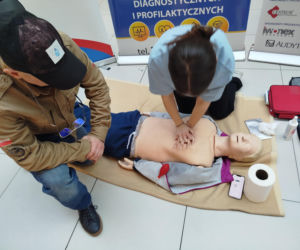 Uczennice IV LO szkolą Siedlczan z udzielania pierwszej pomocy