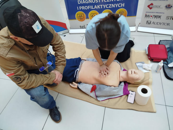 Uczennice IV LO szkolą Siedlczan z udzielania pierwszej pomocy