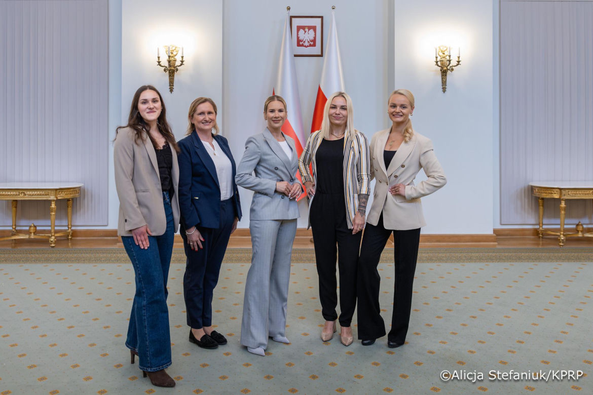 Marta Nawrocka w szarościach