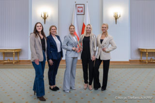 Marta Nawrocka błyszczała w prostym i eleganckim stroju. To idealny wybór na komunię świętą dla pań w każdym wieku!