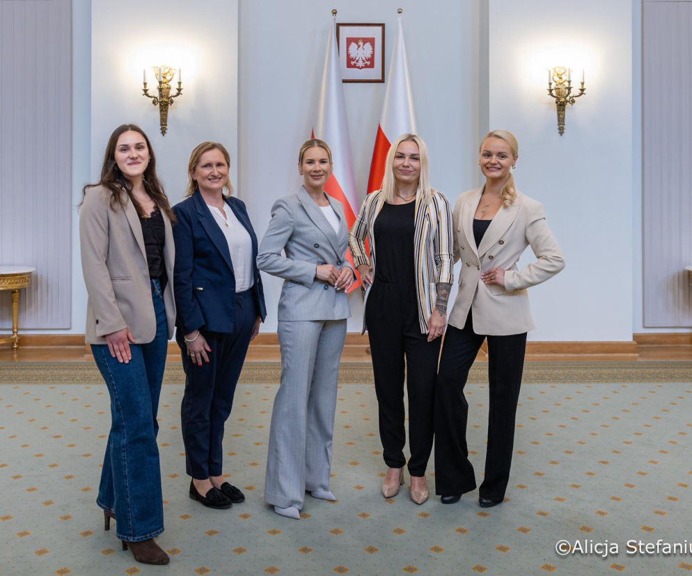Marta Nawrocka w szarościach