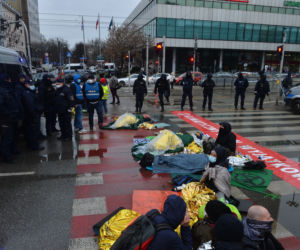 Ludzie leżą na ulicy w centrum Warszawy