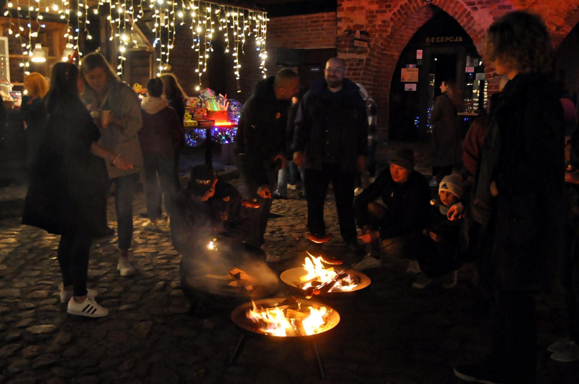 Magiczne iluminacje rozświetliły gotyckie zamczysko. Można poczuć się tu jak w bajce Disneya! [ZDJĘCIA]