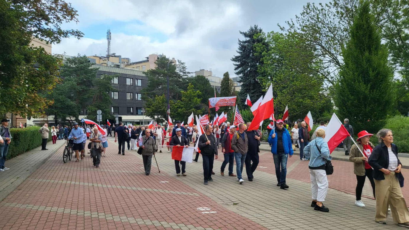 Pod Sejmem gromadzą się ludzie w oczekiwaniu na zaprzysiężenie Karola Nawrockiego 6.08.2025
