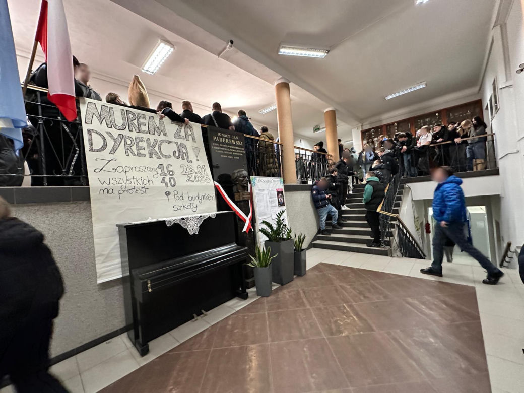 Bunt uczniów w Sulejówku po zwolnieniu dyrektorki. Otoczyli burmistrza, ktoś rozpylił gaz pieprzowy