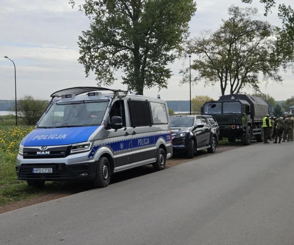 Wojsko zabezpiecza teren taśmami, policja szuka w polach