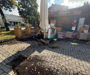 Pisk opon i huk. Citroen wjechał w ogródek restauracji. 40-latka była kompletnie pijana [ZDJĘCIA]