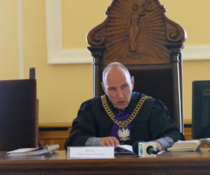 Radny nie odpowie karnie za porównanie Karola Nawrockiego do Shreka. O jego losie zadecyduje para prezydencka