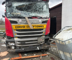 Ciężarówka staranowała plac zabaw i wjechała na podwórko! O krok od tragedii [ZDJĘCIA]