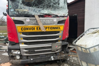 Ciężarówka staranowała plac zabaw i wjechała na podwórko! O krok od tragedii