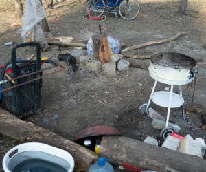 Ich dom to namiot w rezerwacie. Jak Paweł, Agnieszka i Zbyszek zorganizowali życie w cieniu mostu?
