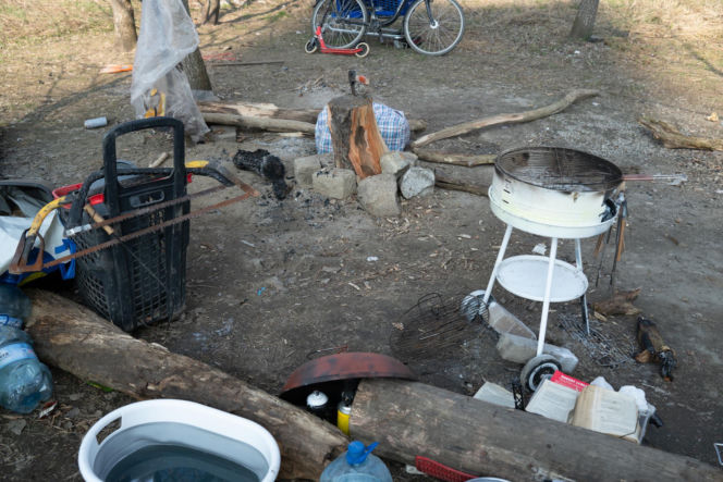 Ich dom to namiot w rezerwacie. Jak Paweł, Agnieszka i Zbyszek zorganizowali życie w cieniu mostu?