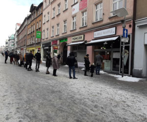 Kolejki przed cukierniami w Poznaniu