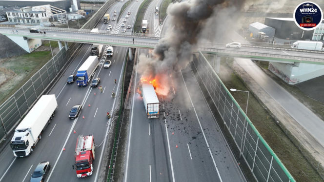 10-kilometrowy korek na A2 pod Warszawą. TIR stanął w płomieniach!