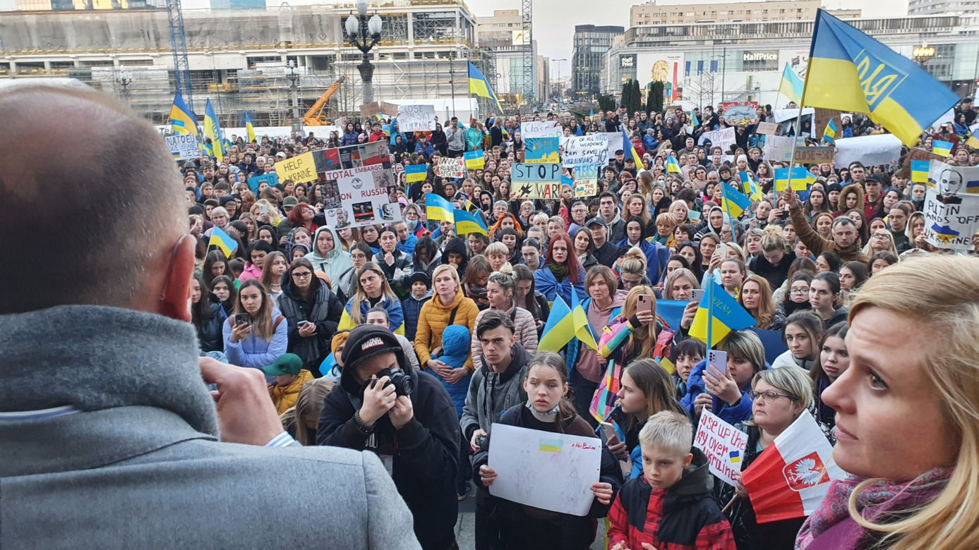 Wojna w Ukrainie. W ramach protestu położyli się na ziemi. "Przestańcie obiecywać, zacznijcie działać"