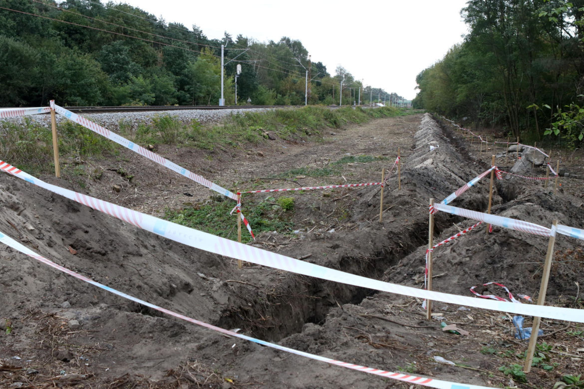 PKP chce odgrodzić rezerwat od osiedla. Mieszkańcy Olszynki Grochowskiej nie odpuszczają. Trwa wojna o przejście!