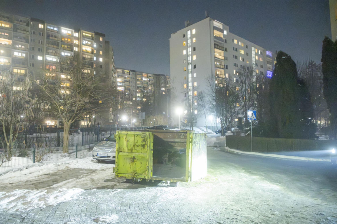 Udało się wejść do zaśmieconego mieszkania na Gocławiu. Wielkie sprzątanie