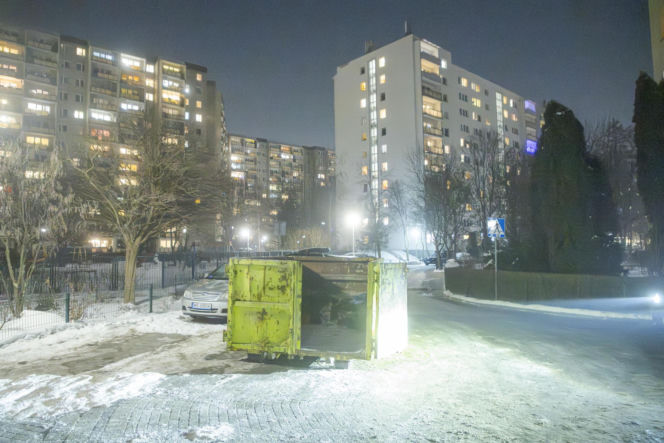 Udało się wejść do zaśmieconego mieszkania na Gocławiu. Wielkie sprzątanie