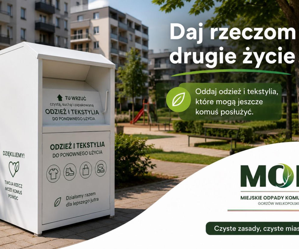 Biały kontener na odzież na tle osiedla w Gorzowie. O dawaniu ubraniom drugiego życia przeczytasz na Radioplus.