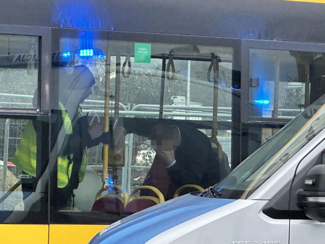 Plama krwi, torebka i rozbite okulary. Rozpacz kierowcy autobusu po koszmarnym wypadku na Mokotowie. Nowe informacje